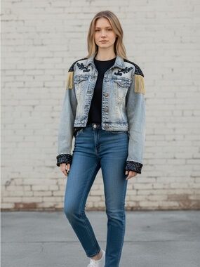 Silver jeans jacket crop funky fringe lace embellish light wash blue denim small